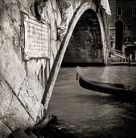 Gondola Passing, Ponte Rialto