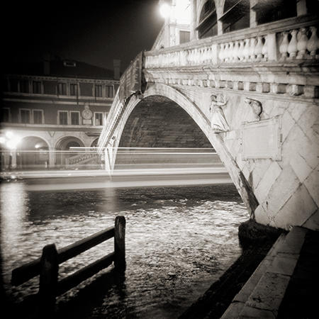 Ponte Rialto, Passing Boat